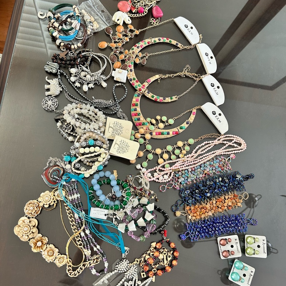 jewelry bundle (necklaces, bracelets, earrings)